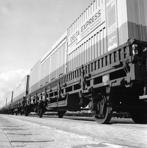 171650 Afbeelding van het vervoer van containers met de Delta Express (Intercontainer van de N.S. en de Deutsche ...